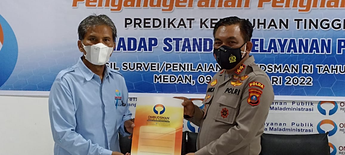 Kepala Ombudsman Sumut, Abyadi Siregar memberikan hasil survei kepatuhan terhadap standar pelayanan publik kepada Kapolda Sumut, Irjen Pol Panca Putra. Foto: Dokumen Ombudsman Sumut