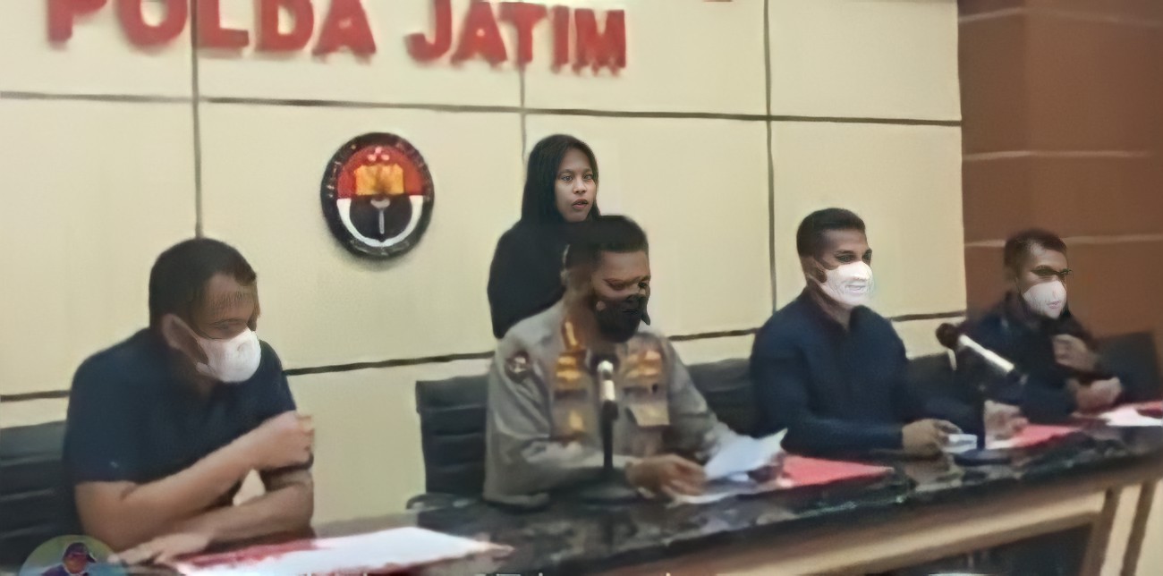 Kabidhumas Polda Jatim, Kombes Pol Gatot Repli Handoko saat beri keterangan pers. Foto: Instagram Humas Polda Jatim