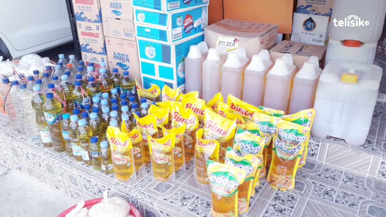 Sejumlah miyak goreng  yang dijual pedangang di Wakatobi. Foto: Boy Candra Ferniawan/Telisik