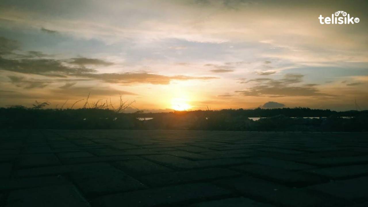 Keindahan senja di pelataran Masjid Al-Alam Foto: Ruliawan/Telisik