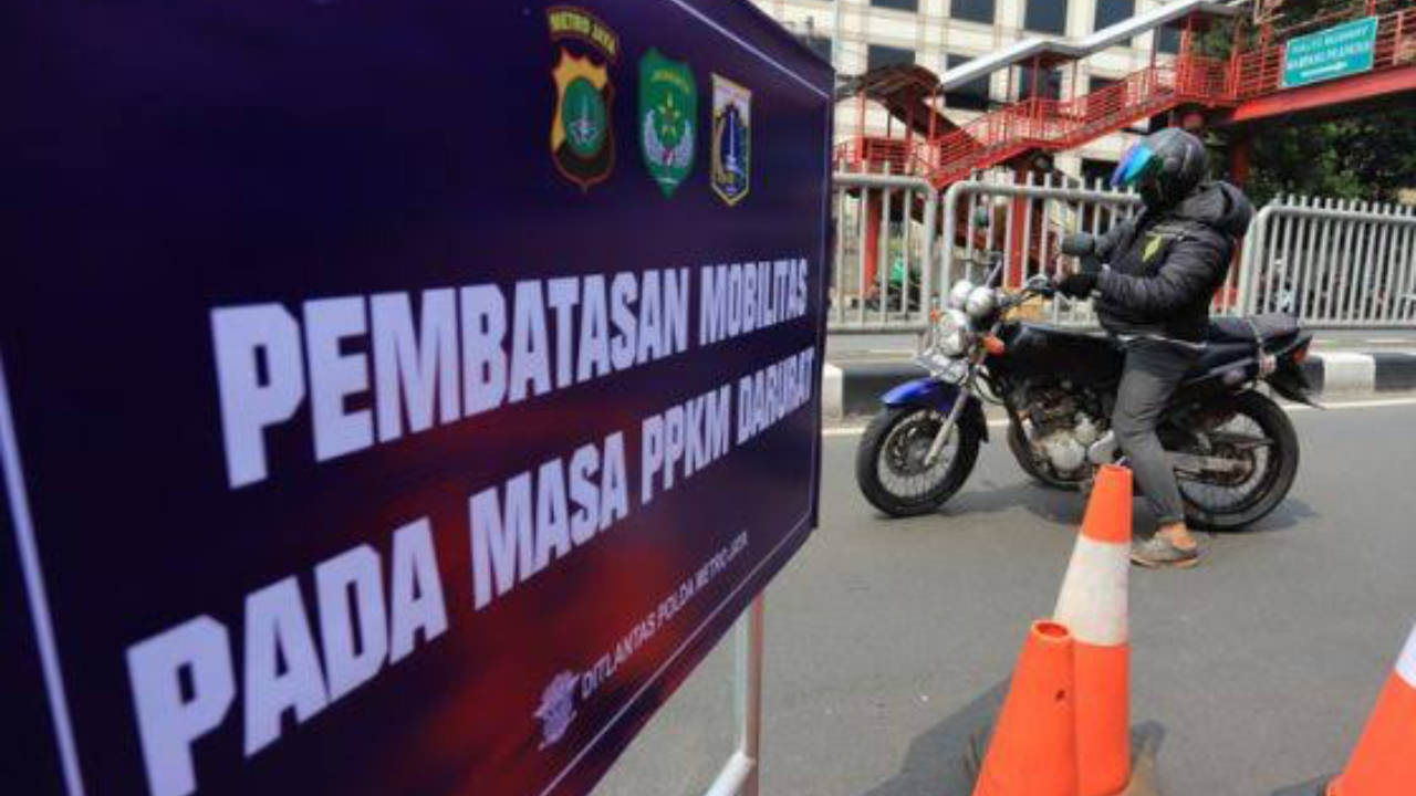 Petugas melakukan pembatasan jalur darat. Foto: Repro JawaPos.com