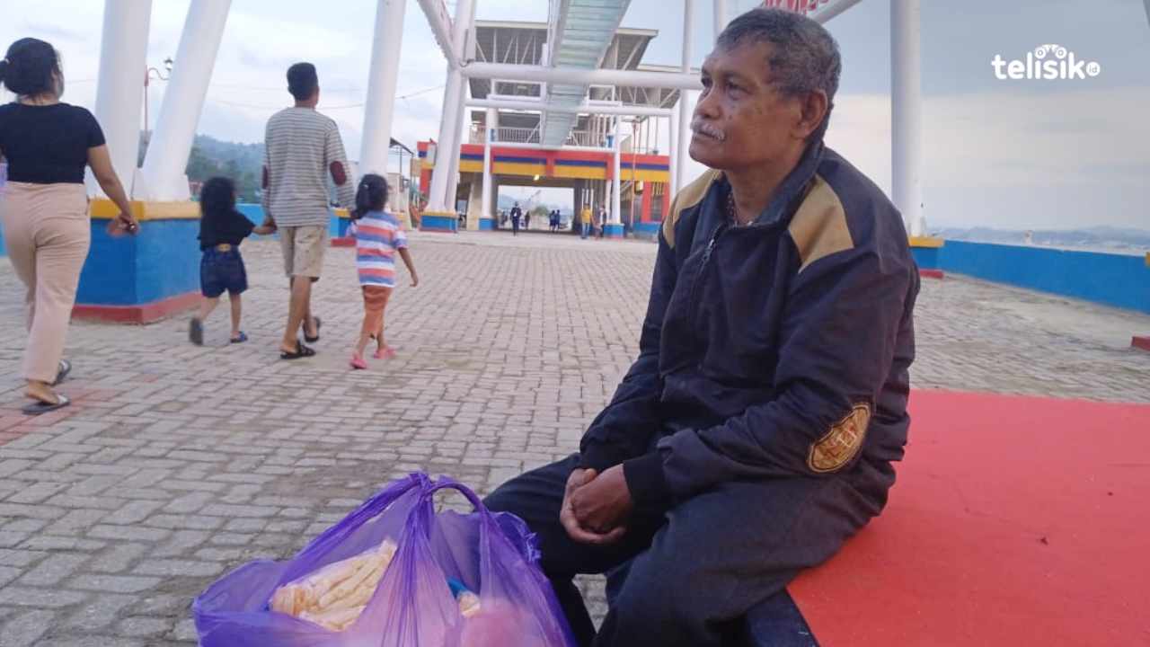 La Mudi, saat berjualan kerupuk di kawasan wisata tambat labuh Kendari. Foto: Umra/Telisik