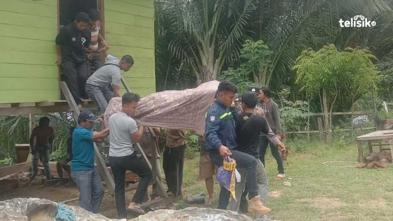 Polisi bersama warga saat evakuasi korban. Hir Abrianto/Telisik
