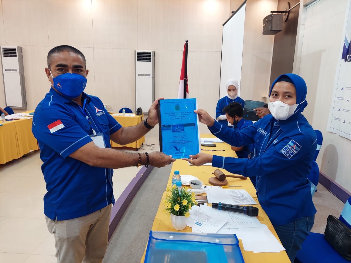Rudini Ncea (kiri) saat menyerahkan LPJ kepengurusan DPC Demokrat Buton periode 2017-2022 kepada perwakilan DPP saat Muscab di Kendari. Foto: Ist.