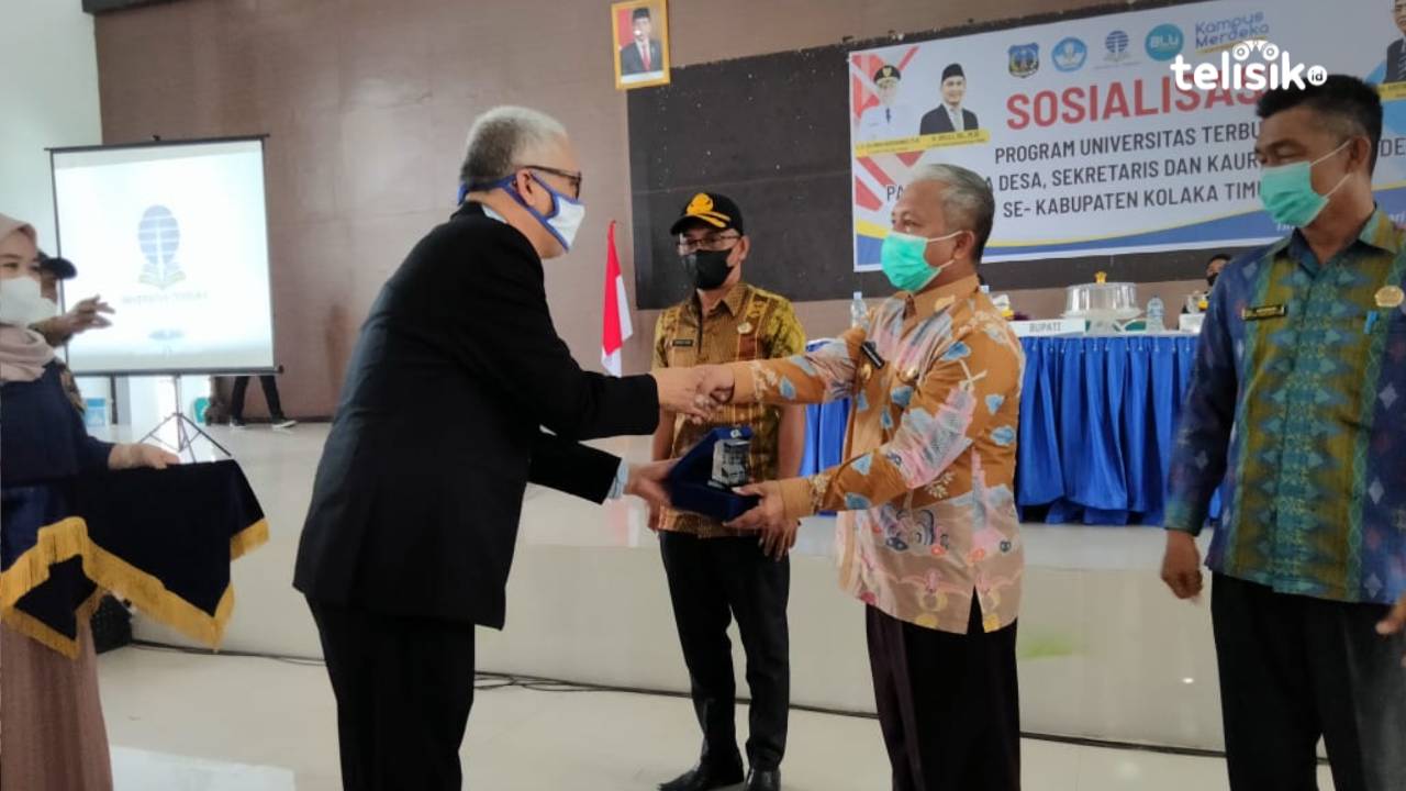 Penyerahan piagam penghargaan oleh direktur universitas Terbuka kepada Pemda koltim melalui PJ Bupati Koltim. Foto: Ela/Telisik