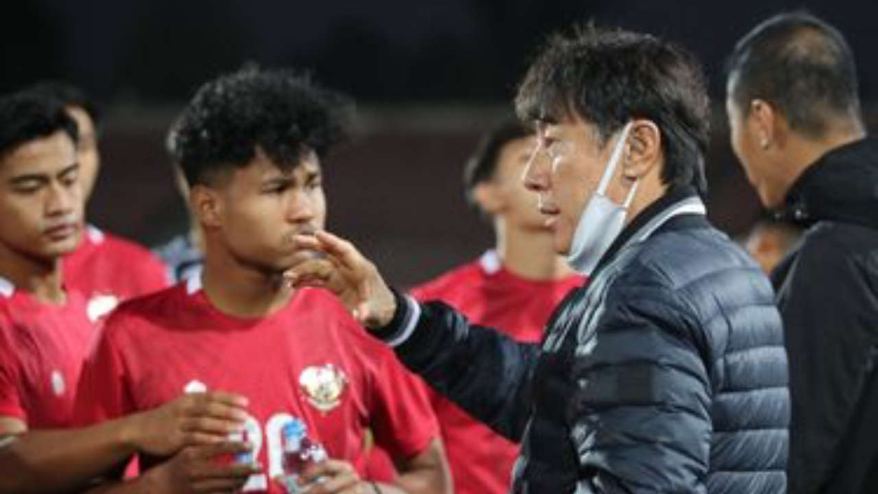 Pelatih timnas U23 Indonesia Shin Tae-yong memberikan arahan kepada pemain. Foto: dok. PSSI