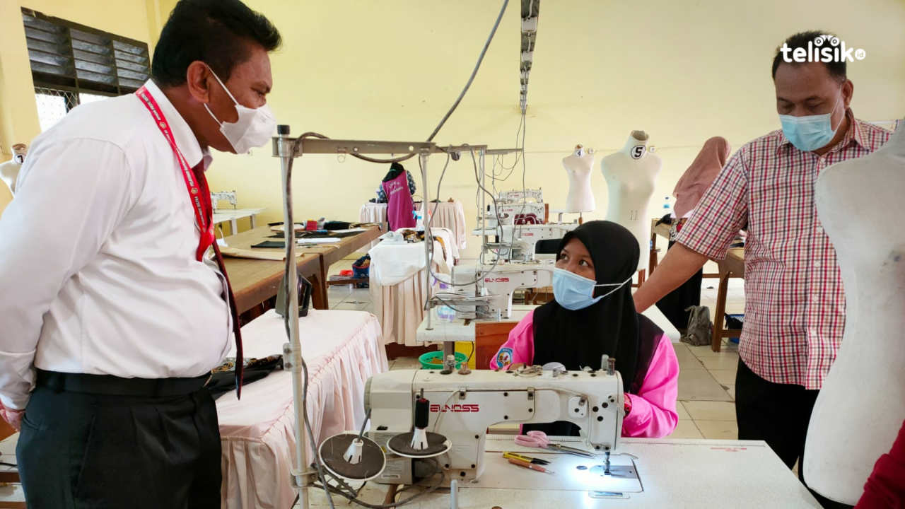Kabid SMK saat sedang memantau pelaksanaan praktikum siswa di salah satu SMK di Kota Kendari. Foto : Muhammad Ilwanto/Telisik