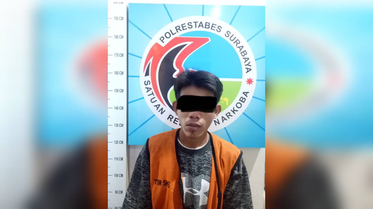Tersangka usai ditangkap Mapolrestabes Surabaya. Foto: Humas