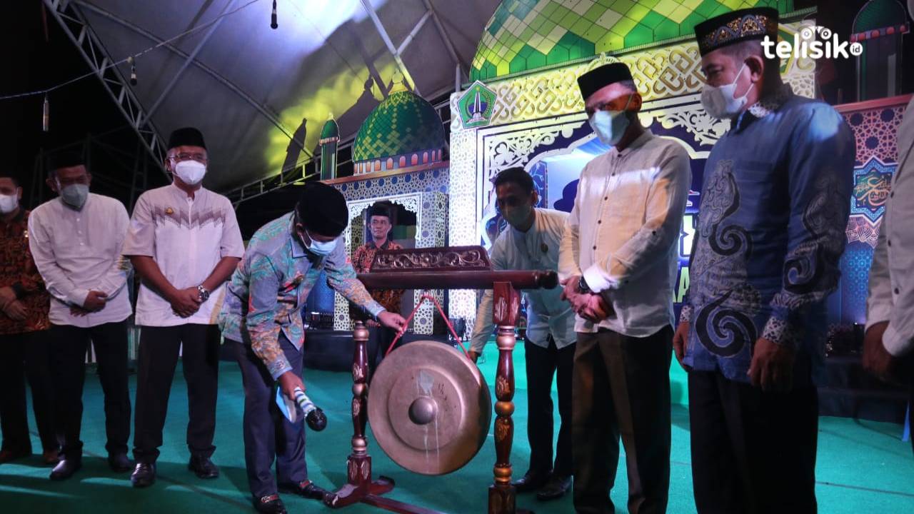 Bupati Kolaka Utara, Drs. H. Nur Rahman Umar, MH didampingi Wakil Bupati Kolut, H. Abbas, SE dan Forkopimda Kolut  saat menabuh gong MTQ XVI sebanyak lima kali. Foto: Muh. Risal H/Telisik