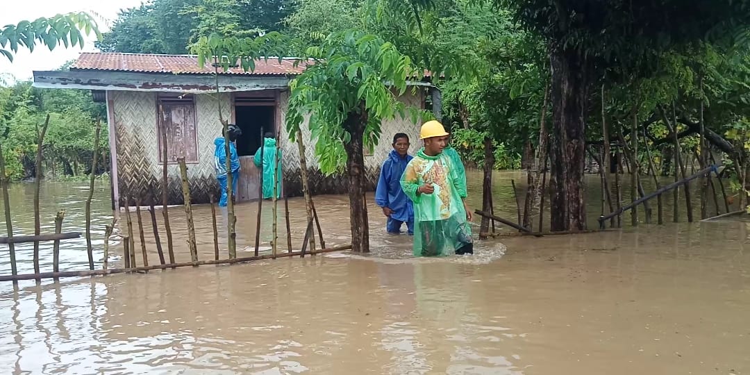Camat Lamba Leda Utara pantau langsung rumah yang terendam banjir. Foto: Ist