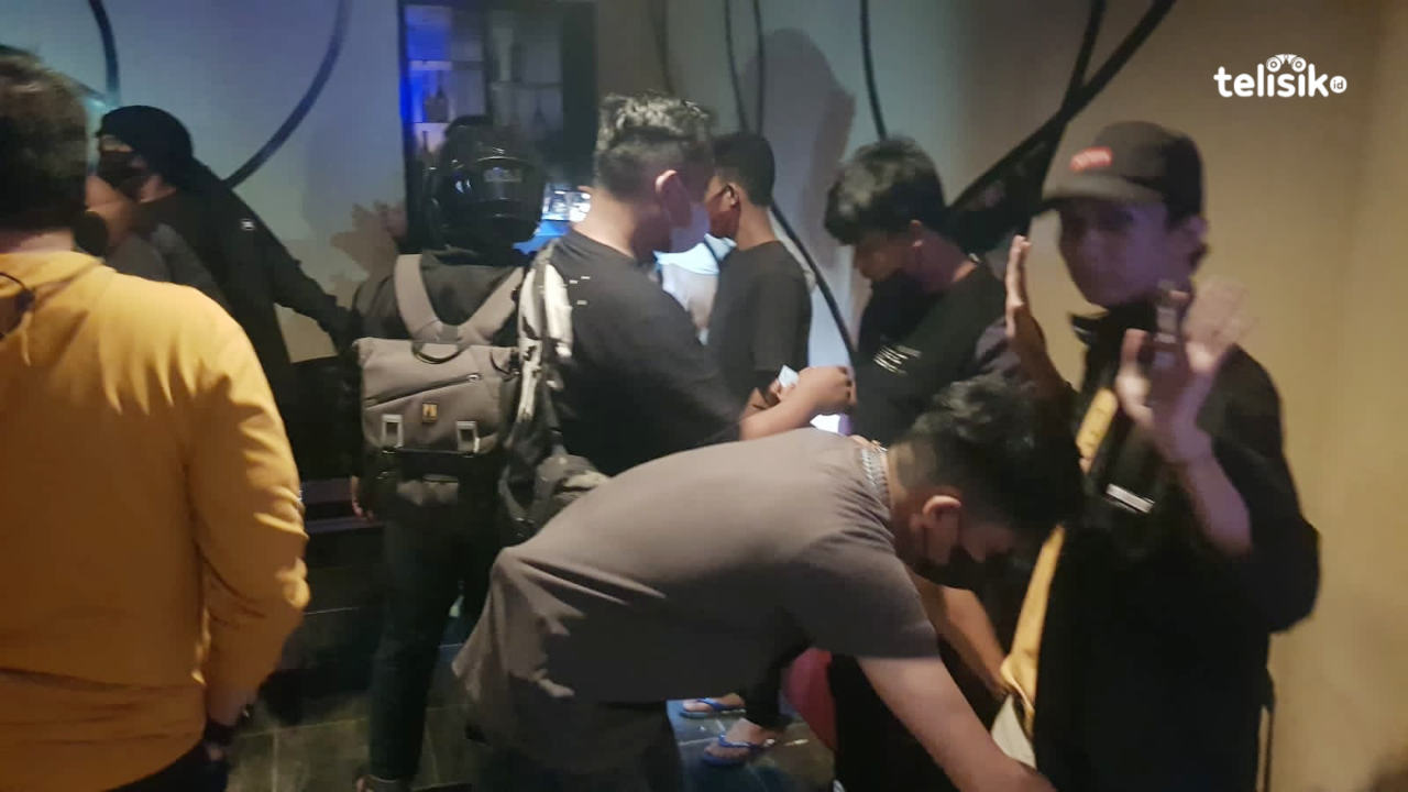 Sat Reskrim Narkoba Polrestabes Makassar saat melakukan pemeriksaan terhadap pengunjung THM.  Foto: Rezki Mas'ud/Telisik