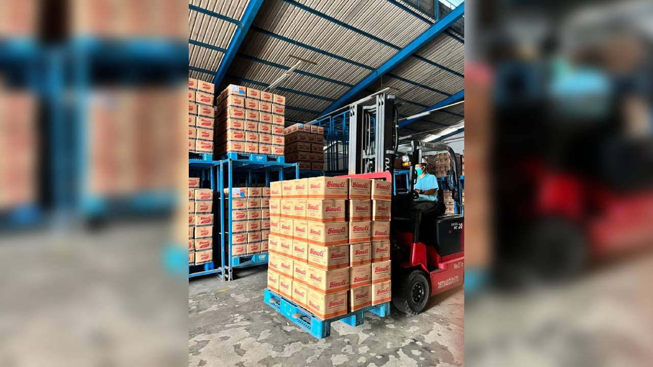 Minyak goreng yang ditemukan Satgas Pangan dari gudang di Kabupaten Deli Serdang. Foto: Humas Polda Sumut