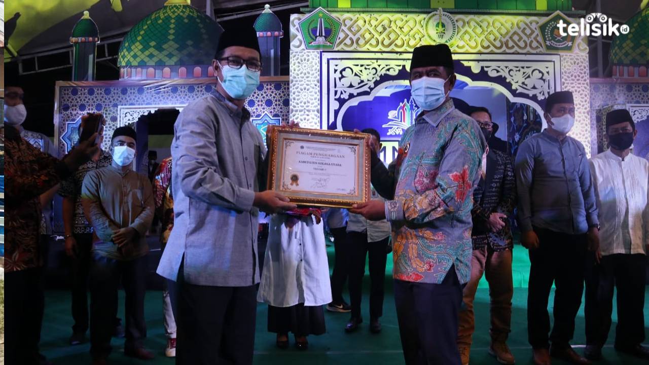 Penyerahan piagam penghargaan oleh Kepala Kantor Pelayanan Perbendaharaan Negara Kolaka, Arif Rokhman, SE, MM kepala Bupati Kolut, Drs. H. Nur Rahman Umar, MH. Foto: Muh. Risal H/Telisik