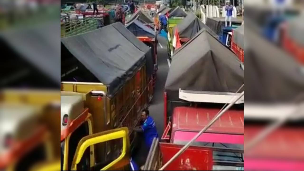Aksi sopir truk di Surabaya yang menolak ODOL. Foto: Ist