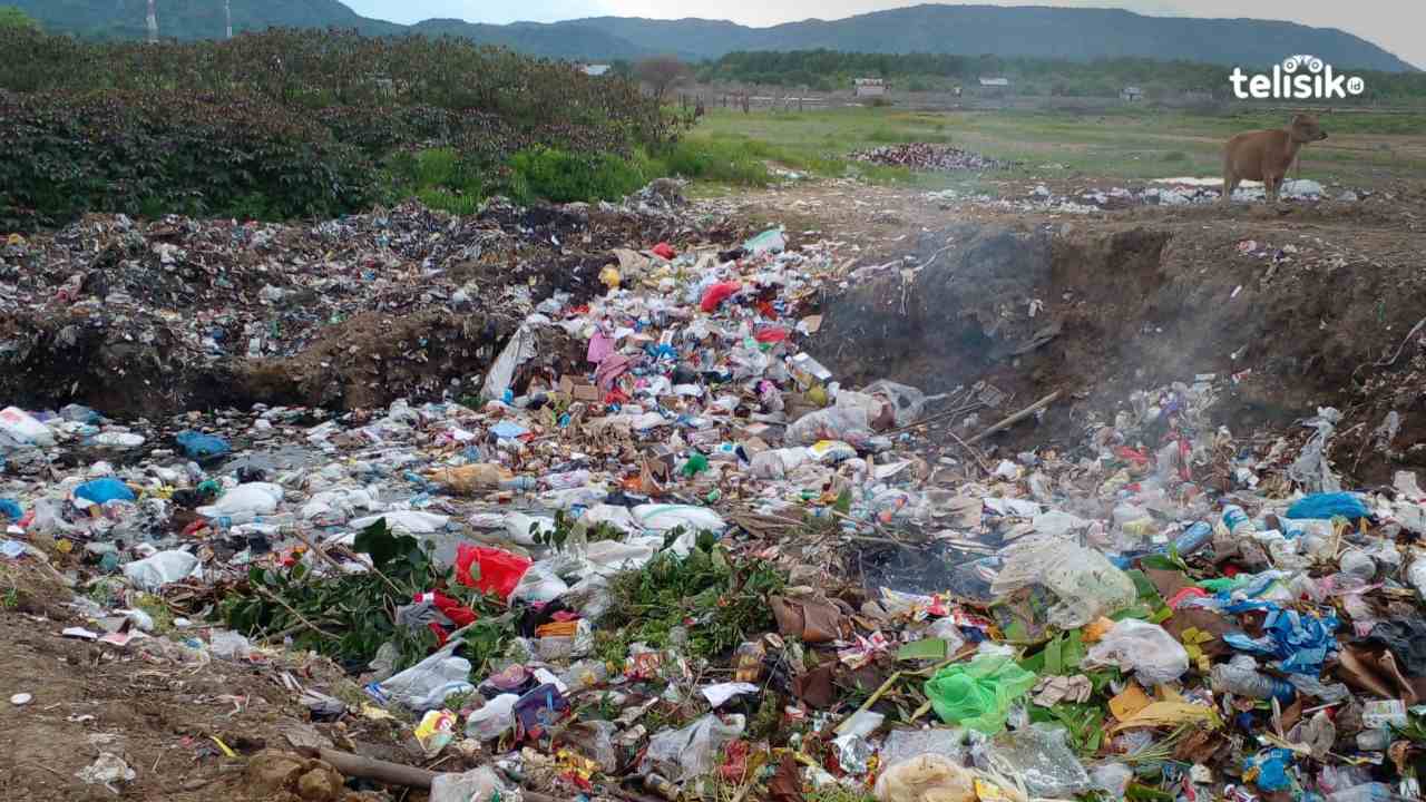 Tumpukan sampah di Nanga Banda, Kecamatan Reok. Foto Berto Davids/Telisik