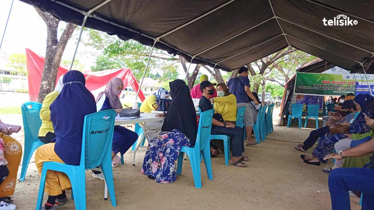 Kegiatan vaksinasi di Posko Dinas Kesehatan Kota Kendari. Foto: Ruliawan/Telisik
