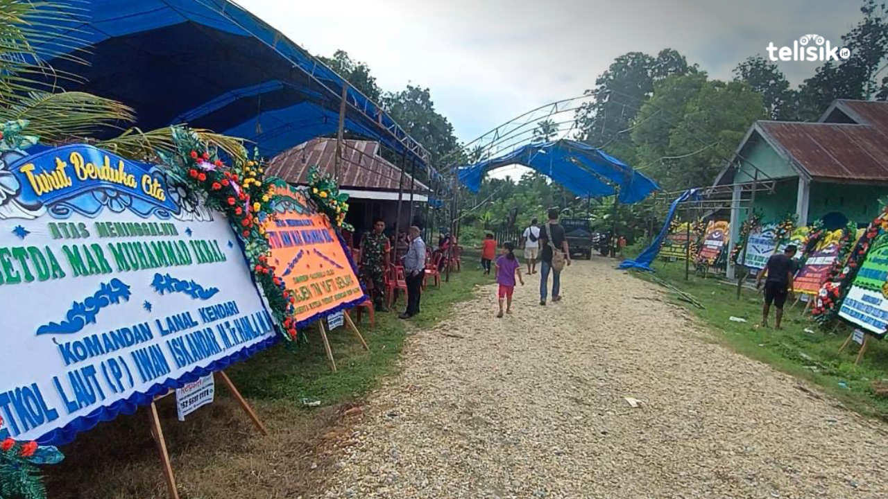 Suasana rumah duka Letda Muh Ikbal yang dipenuhi karangan bunga. Foto: Aris Syam/Telisik