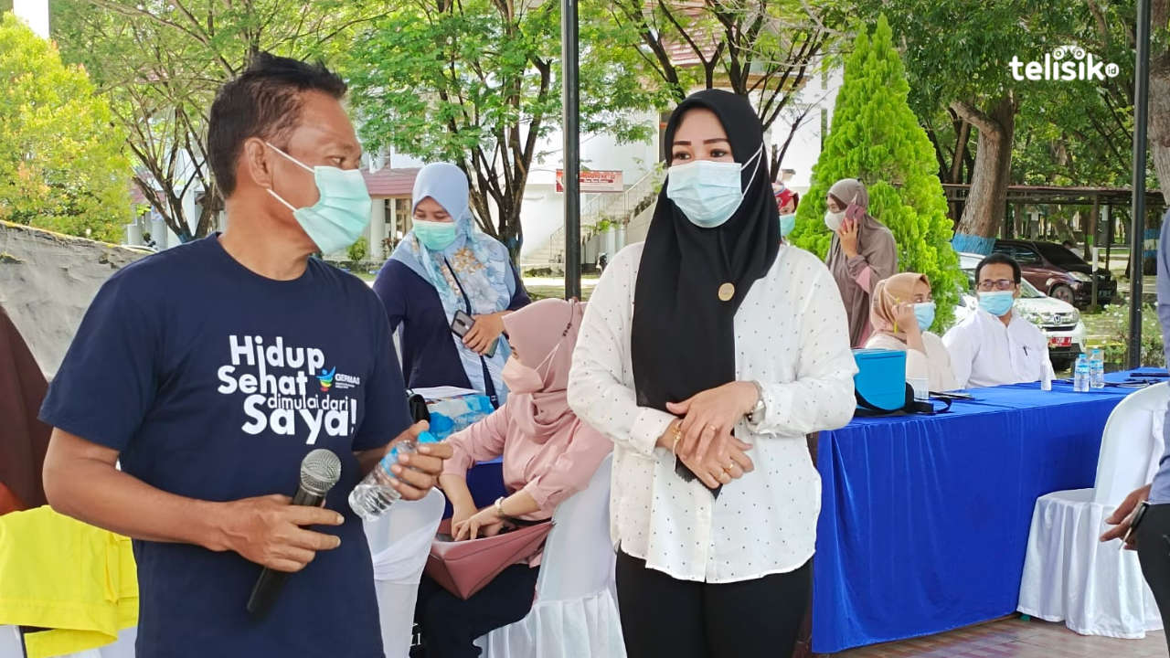 Kadis Kesehatan Konawe, Mawar Taligana bersama Kabid Kesehatan Nurlela Saranani di kegiatan vaksinasi massal. Foto: Aris Syam/Telisik