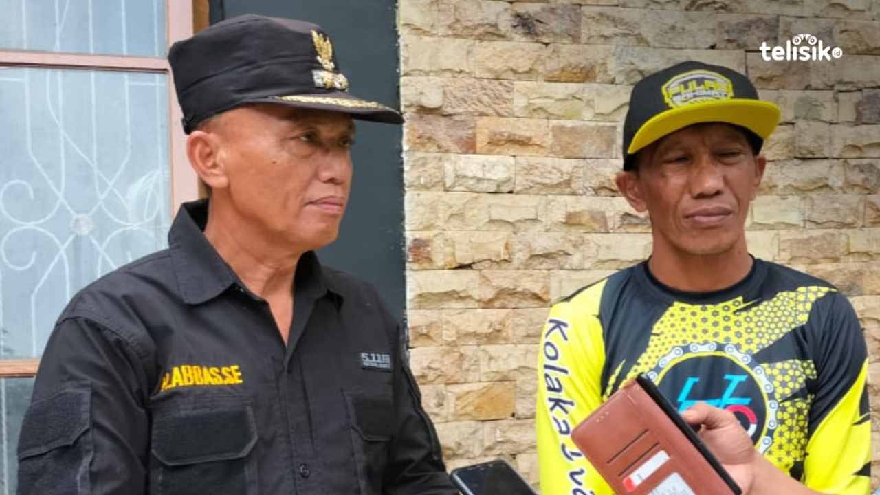 Wakil Bupati Kolut, Abbas (baju hitam) didampingi Kadis PUPR Kolut, Mukramin, memberikan keterangan pers terkait bencana di Kolut. Foto: Muh. Risal H/Telisik