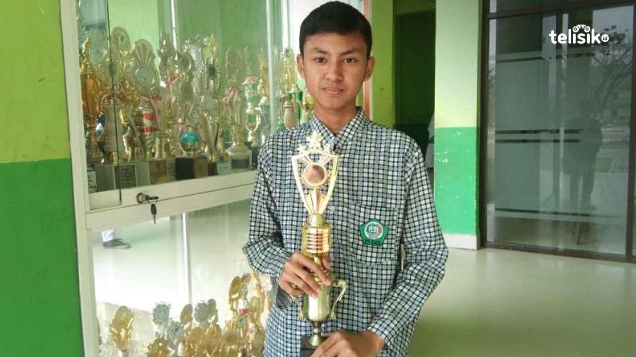 Andi Fauzan Akbar, saat memarkan piala yang berhasil dia raih pada ajang Sains Tingkat Nasional. Foto : Muhammad Ilwanto/Telisik
