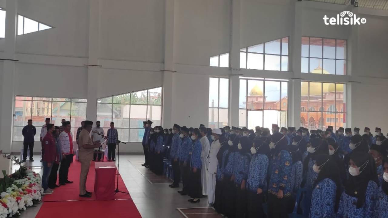 Bupati Buteng, Samahuddim saat melantik 180 Pegawai Negeri Sipil  Foto: Mutarfin/Telisik