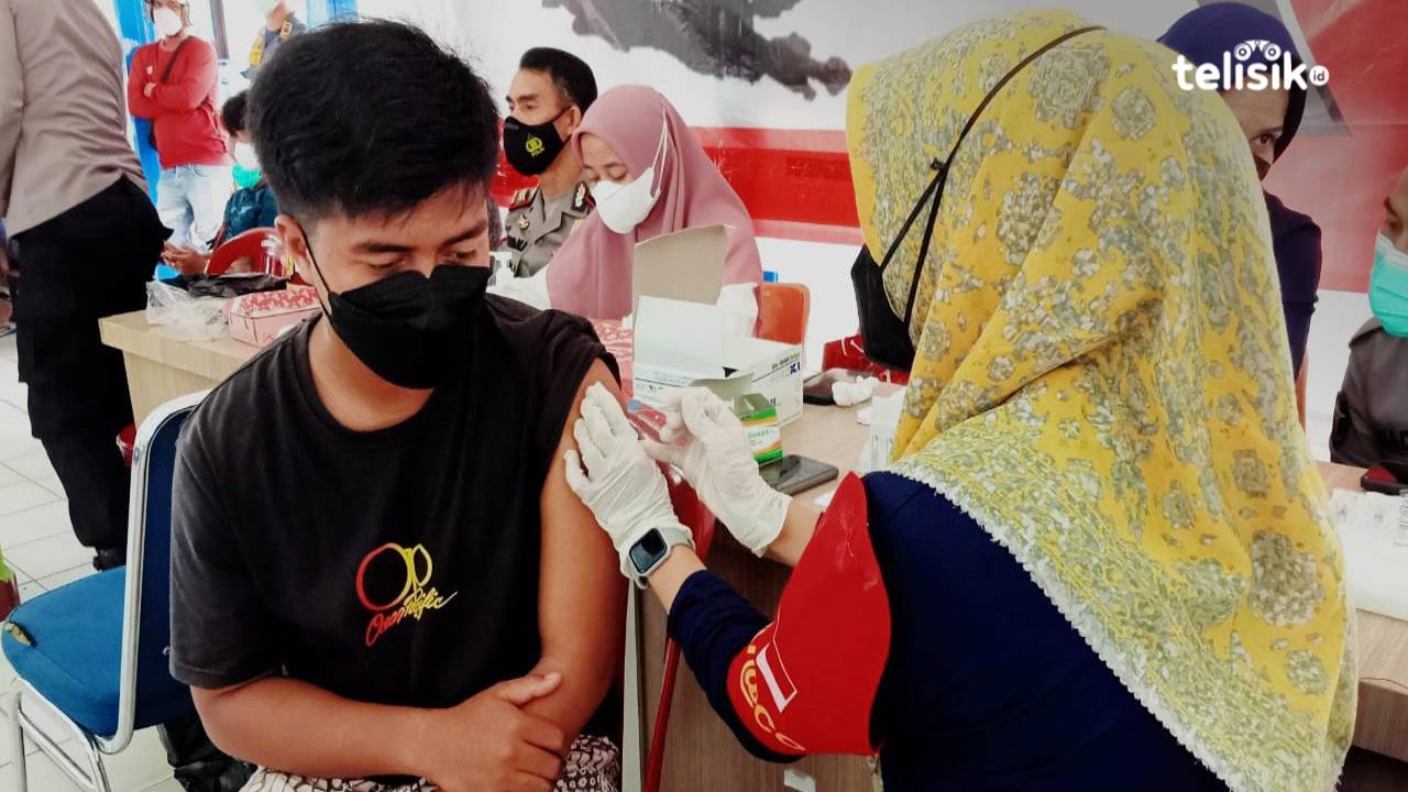 Salah seorang peserta vaksinasi yang berlangsung di Pelabuhan Nusantara Kendari. Foto: Andi Irna Fitriani/Telisik