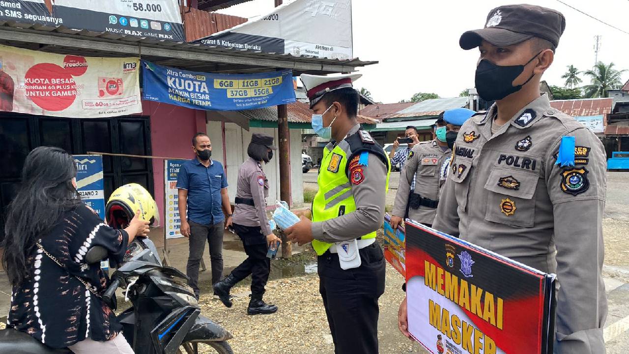 Suasana pembagian masker kepada warga dalam Operasi Keselamatan Anoa 2022 oleh Satlantas Polres Konawe. Foto: Ist