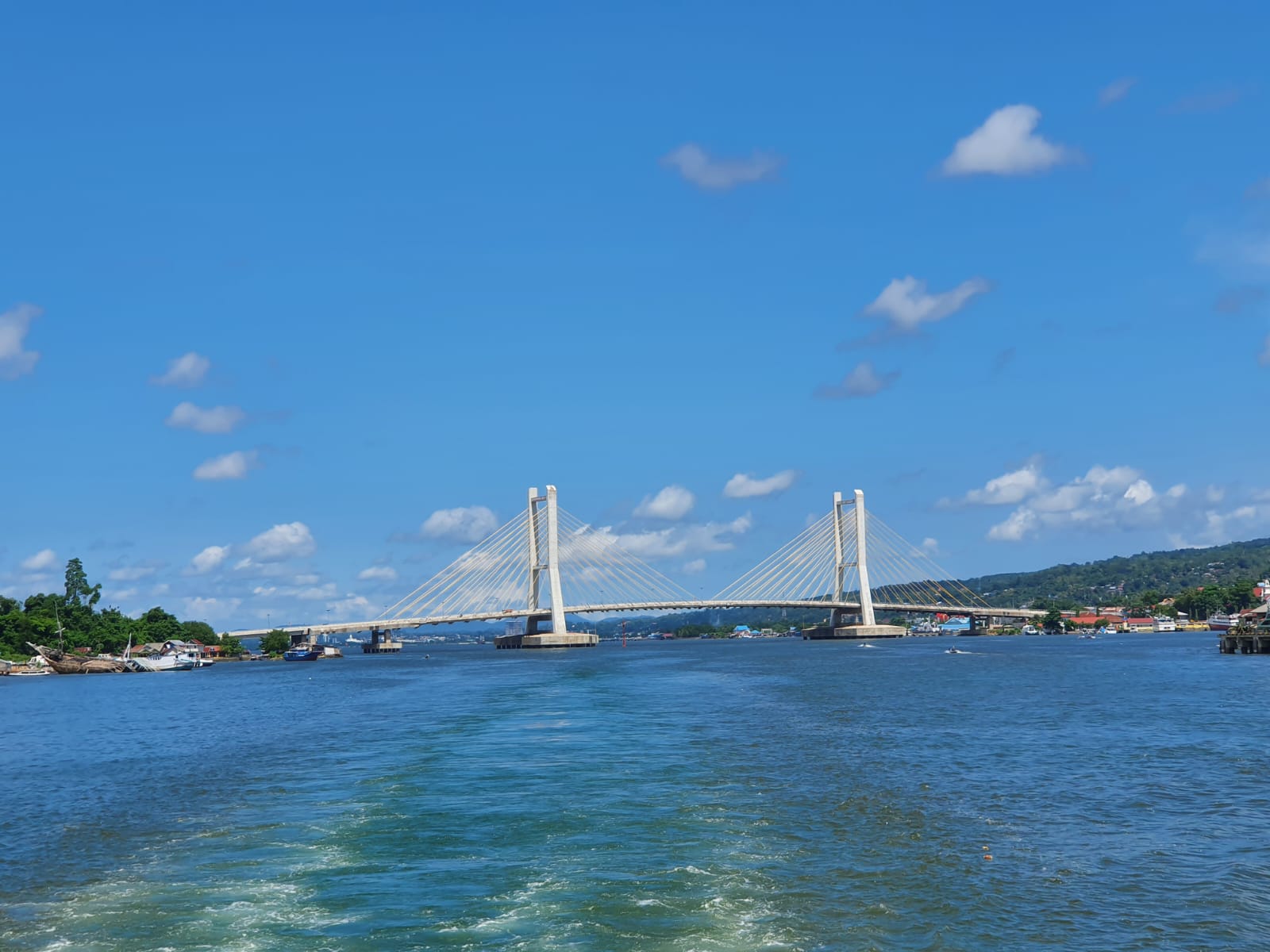 Suasana laut Teluk Kendari dan Jembatan Bahteramas penghubung Kecamatan Kendari dan Abeli. Foto: M Nasir Idris/Telisik
