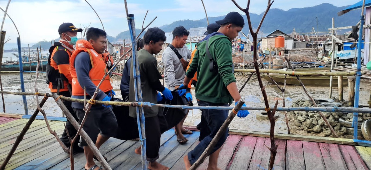 Proses evakuasi ABK yang jatuh ke laut karena terpeleset, oleh Tim SAR Gabungan. Foto: Humas Basarnas Kendari