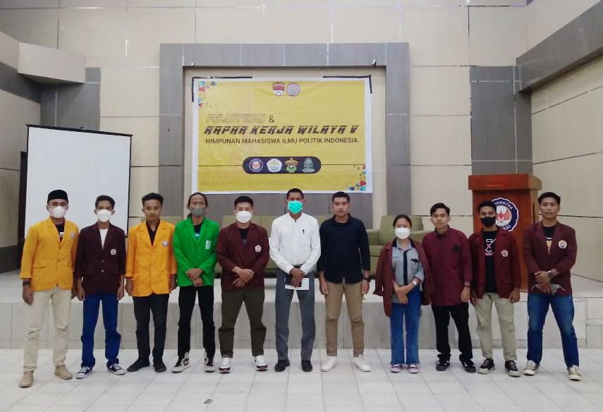 Foto bersama dalam giat, rapat kerja wilayah V, Himpunan Mahasiwa Ilmu Politik Indonesia, guna melahirkan kader melek isu-isu politik masa kini. Foto: Ist