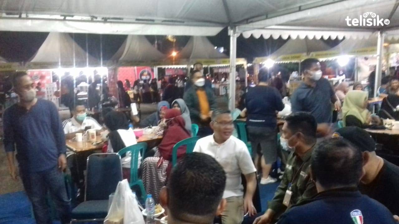 Sulkarnain saat berbincang di acara Kendari Food Festival. Foto: Nur Khumairah Sholeha Hasan/Telisik.