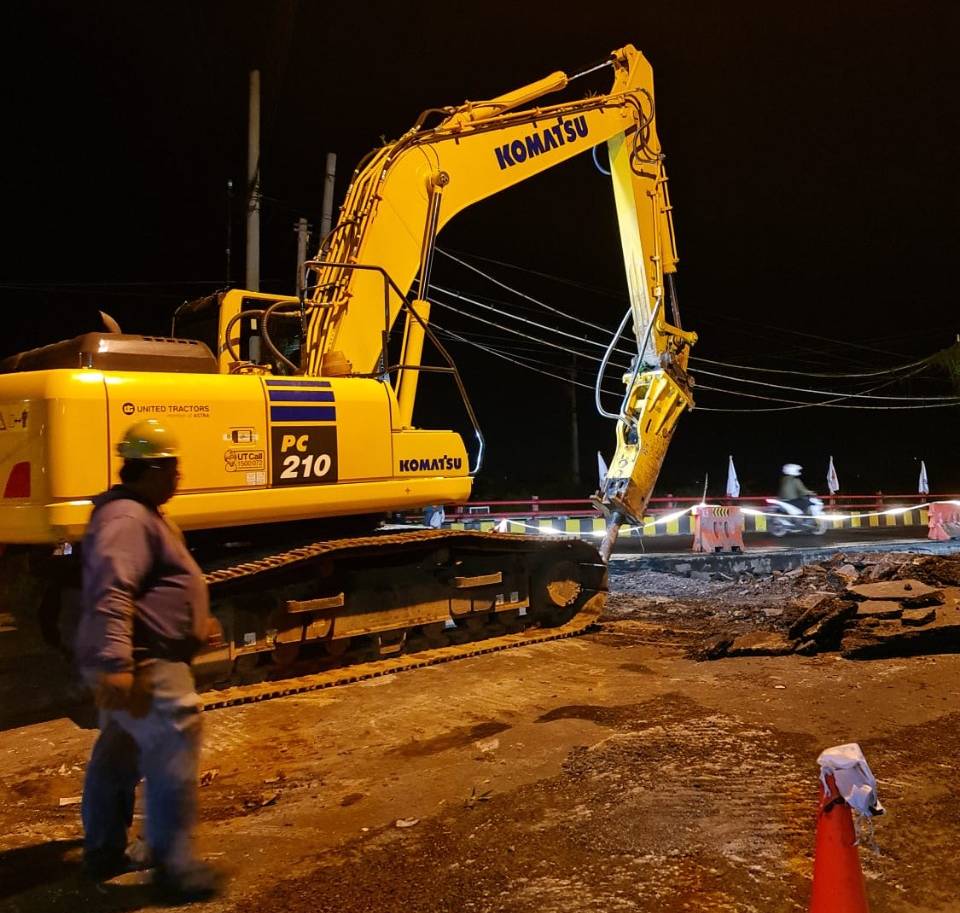 Pengerjaan Jembatan Ngaglik di Lamongan. Foto: Ist.