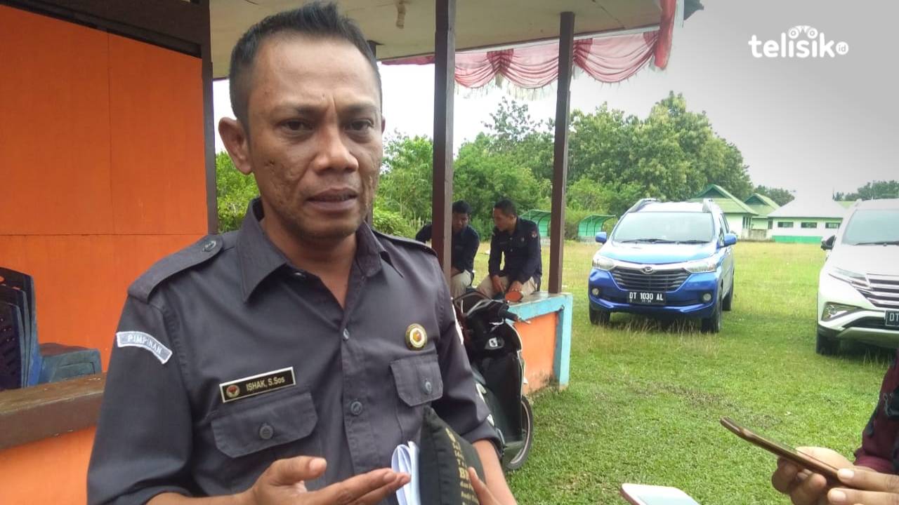 Ketua Bawaslu Muna Barat, Ishak saat ditemui selepas rapat koordinasi. Foto: Putri Wulandari/Telisik