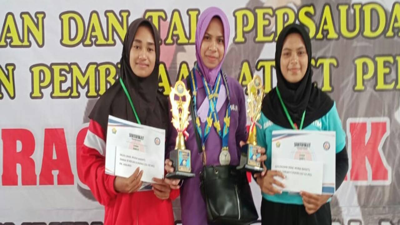Dua atlet peraih  medali emas dan medali perak asal Muna Barat pada Kejuaraan Daerah Cabang Olahraga Pencak Silat antar Pelajar se-Sulawesi Tenggara. Foto: Doc. Pencak Silat