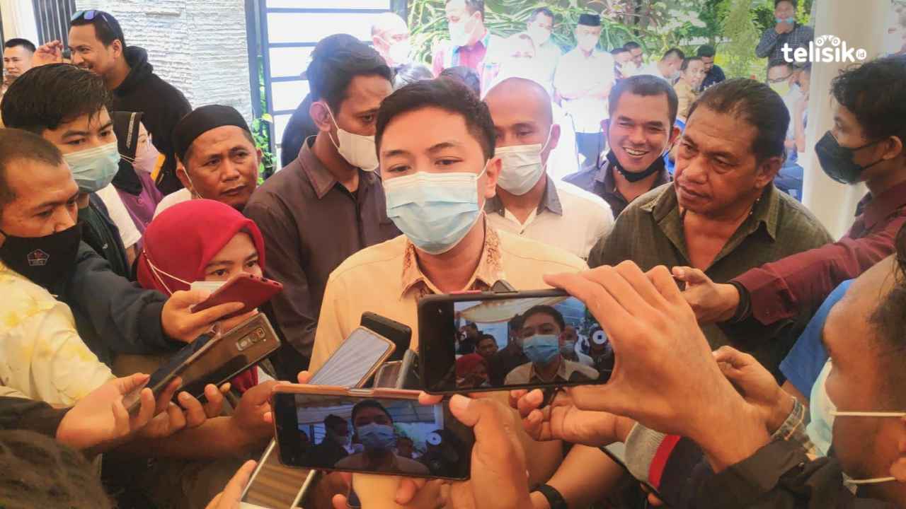 Adriatma Dwi Putra (ADP) saat diwawancarai di Kendari pasca bebas dari penjara. Foto: Musdar/Telisik