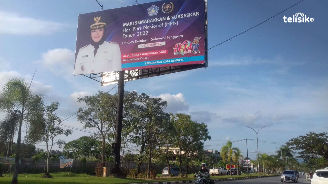 Salah satu baliho SKI di pertigaan Bundaran Pesawat Kelurahan Lepo-Lepo. Foto: Nur Khumairah Sholeha Hasan/Telisik