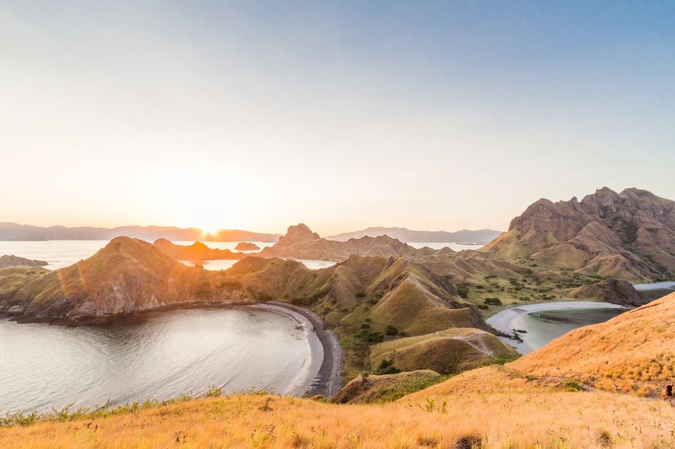 Pulau Komodo, salah satu keindahan alam Indonesia. Foto: Repro Dekoruma.com