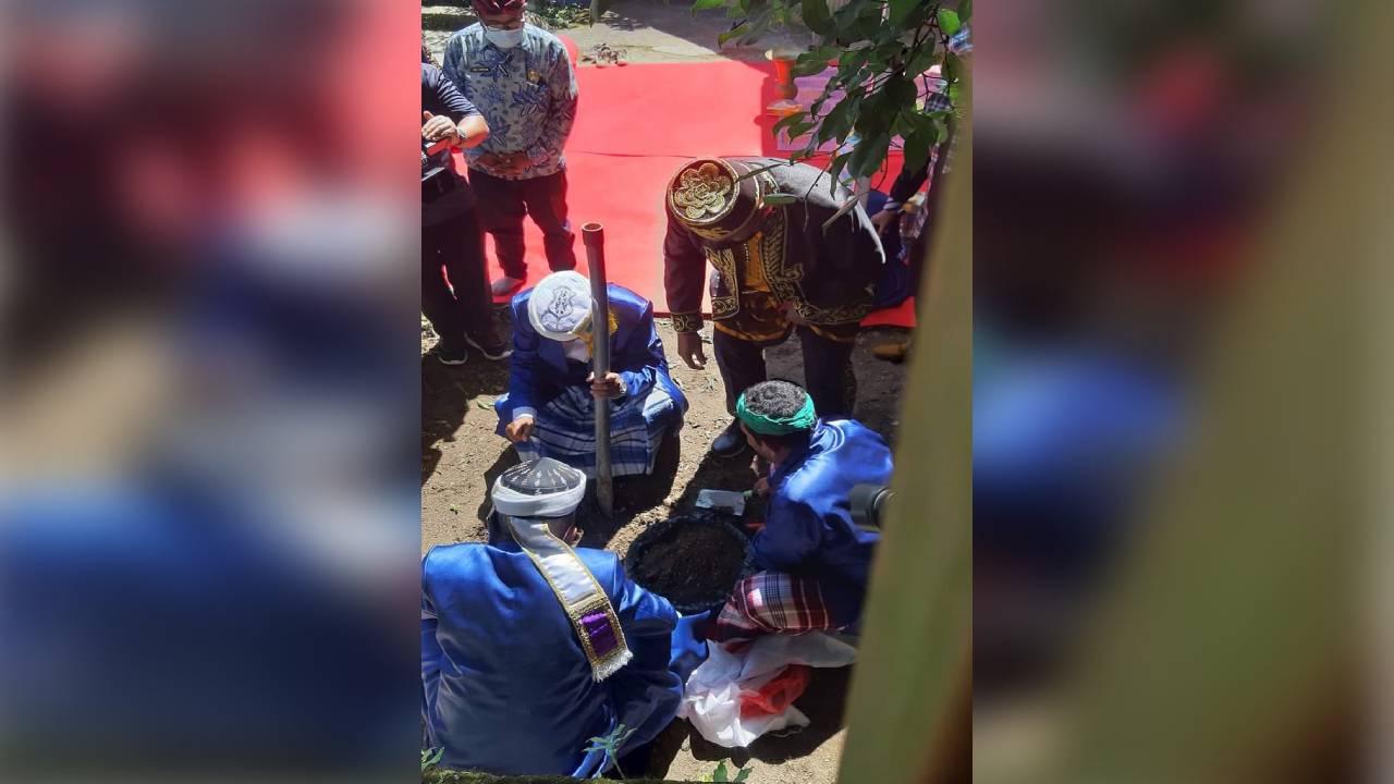 Ritual adat pengambilan dua liter tanah di dekat makam Sultan Murhum Benteng Keraton Buton untuk dipersembahkan ke ibu kota baru RI. Foto: Ist.