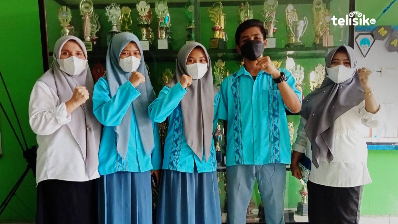 Foto bersama antara tiga siswa SMAN 2 Kendari, pemenang LKTI Tingkat Nasional bersama Wakil Kepala sekolah dan Guru Pembimbing. Foto: Andi Irna Fitriani/Telisik