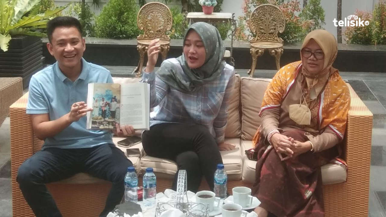 Dari kiri: Radhan Nur Alam saat memperlihatkan isi buku, Sitya Giona Nur Alam dan Penulis Buku, Naema Herawati. Foto: Kardin/Telisik