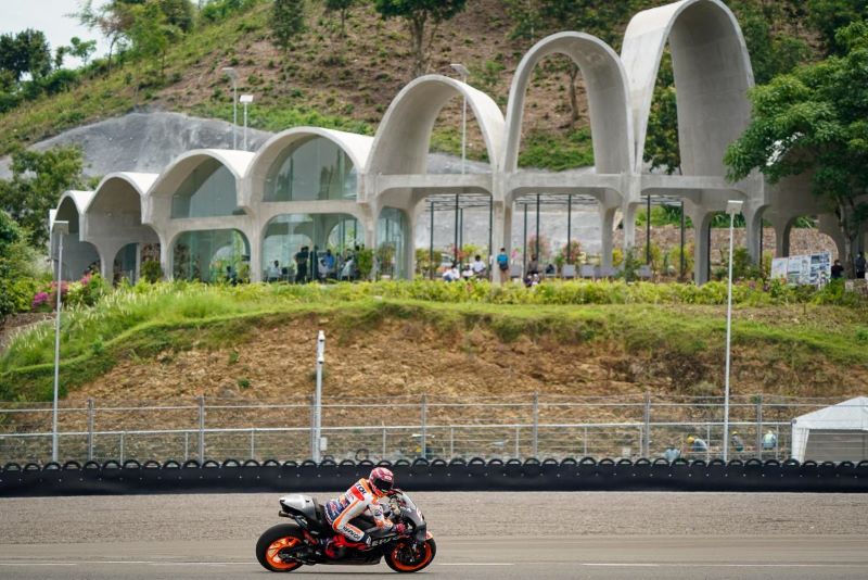 Salah satu pembalap MotoGP sedang uji coba di Sirkuit Mandalika. Foto: Repro okezone.com