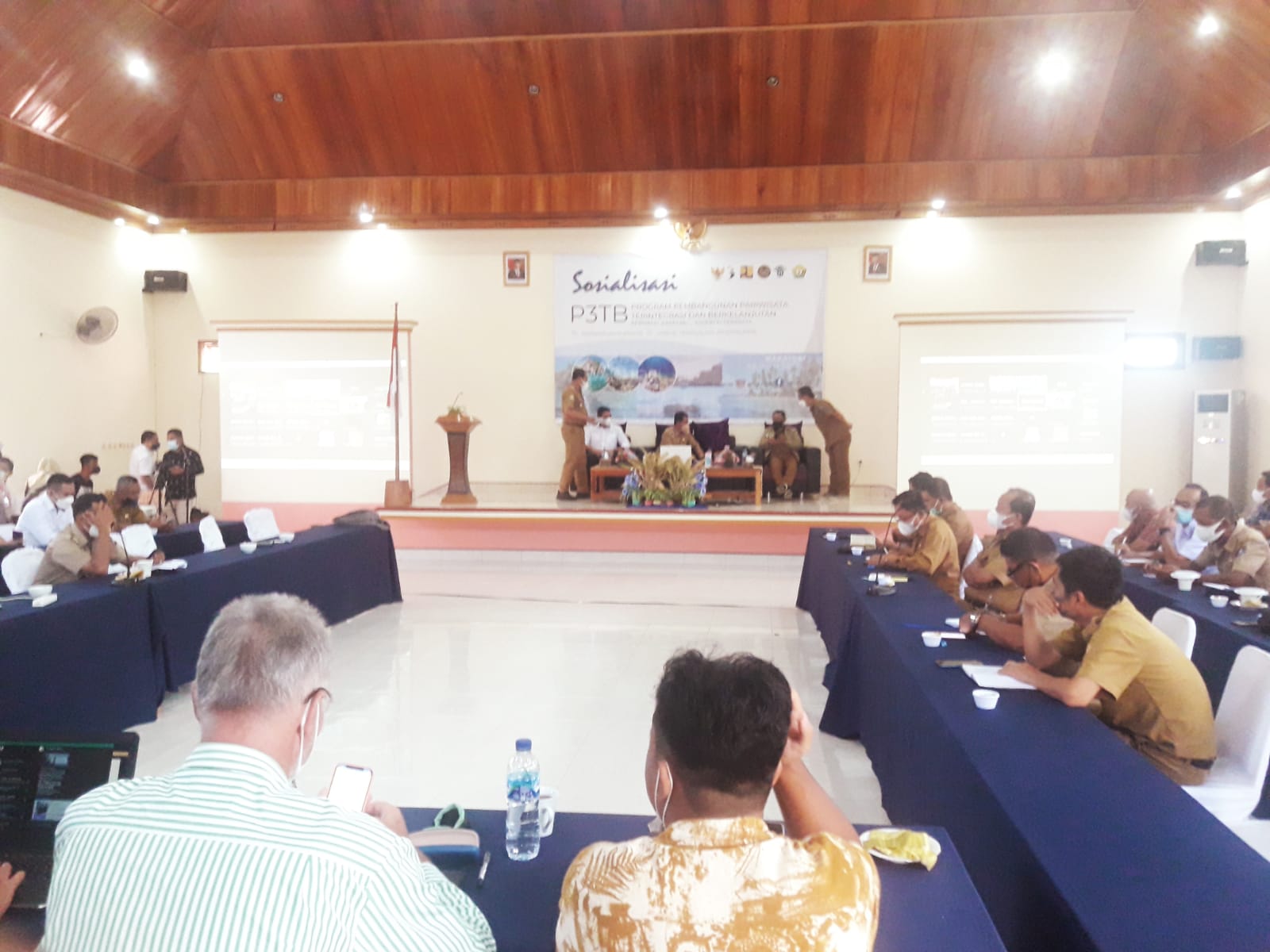 Suasana sosialisasi secara luring dan daring tentang Pedoman Umum (Pedum) dan Manual Pengelolaan Program (MPP) dalam program P3TB destinasi Wakatobi. Foto: Ist