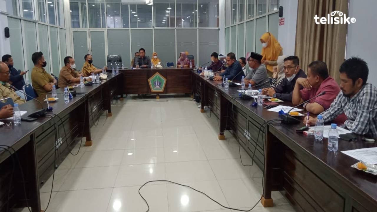 RDP kedua dugaan pemotongan TPP tenaga farmasi Puskesmas Lingkup Dinas Kesehatan Kolaka Utara yang di pimpin Wakil Ketua I dan II DPRD Kolut. Foto: Muh. Risal H/Telisik