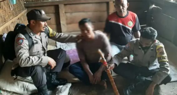 Pelaku saat diamankan polisi usai membacok pamannya. Foto: Ist