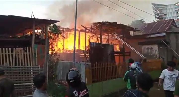 Rumah panggung dilalap  Si jago merah di Kota Makassa. Foto: Rezki Mas'ud/Telisik