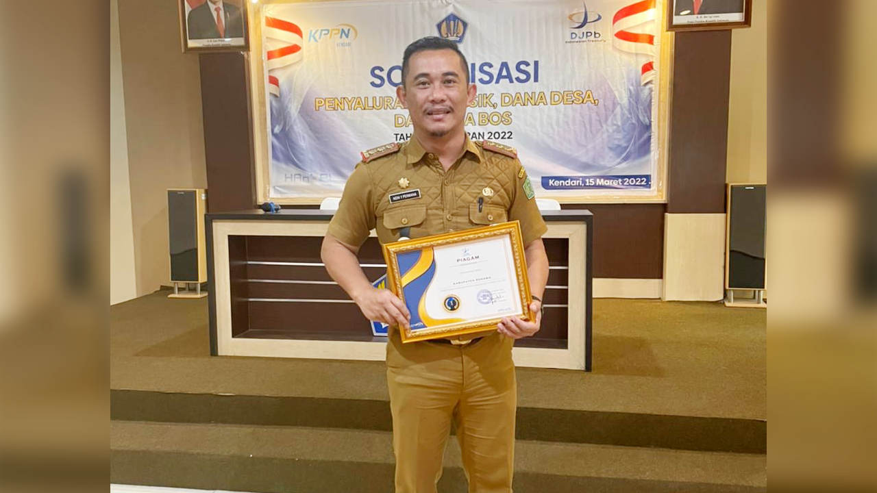 Kadis PMD Konawe Keny Yuga Permana saat menerima penghargaan. Foto: Ist.