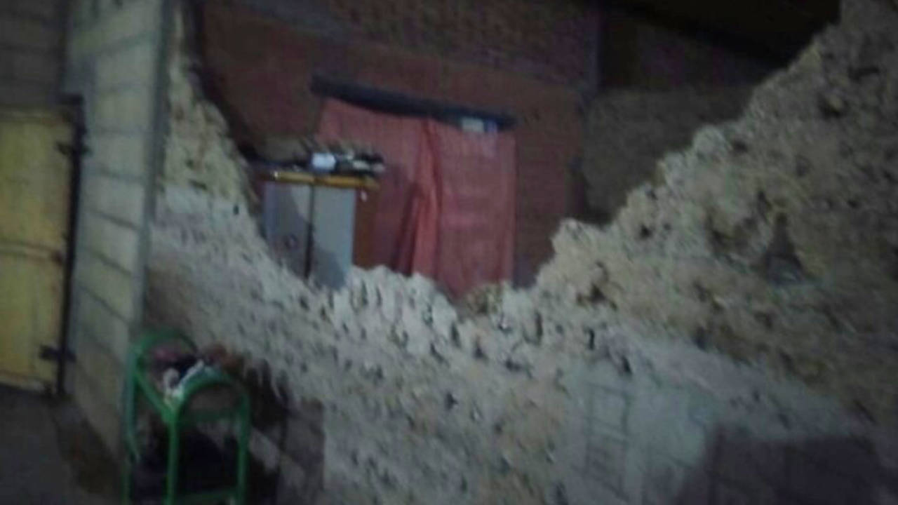 Nampak salah satu rumah warga di Desa Lalonggasumeeto, Kec. Lalonggasumeeto yang roboh akibat gempa bumi.  Foto: Nurlina warga Lalonggasumeeto