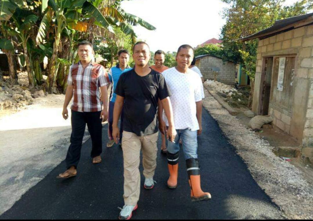 Ketua Baleg DPRD Buton Selatan (Busel), La Muhadi (baju hitam) ketika meninjau proyek pengaspalan jalan di Lapandewa Foto: Ist