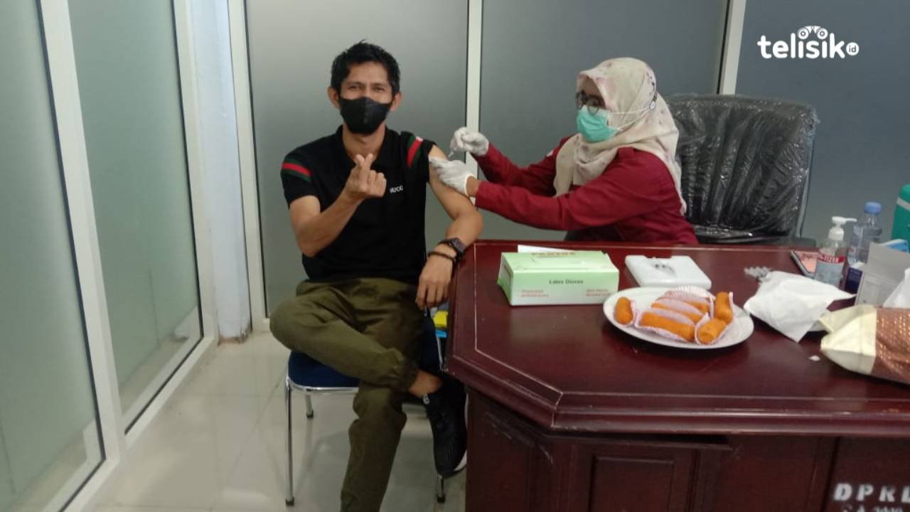 Ketua Fraksi PKB, Muh. Syair, saat mengikuti vaksinasi tahap III di Gedung DPRD Kolut. Foto: Muh. Risal H/Telisik