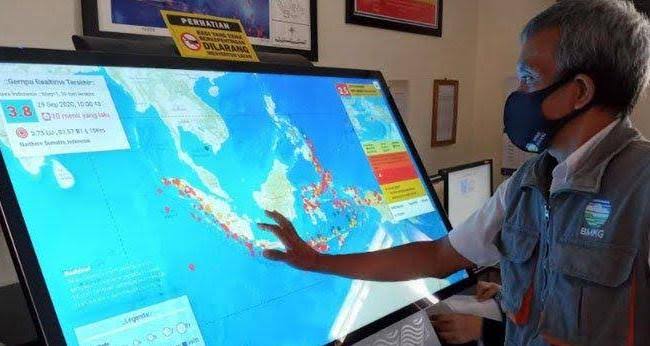 Petugas BMKG memantau gelombang melalui alat pendeteksi. Foto: Repro kabarmalang.com